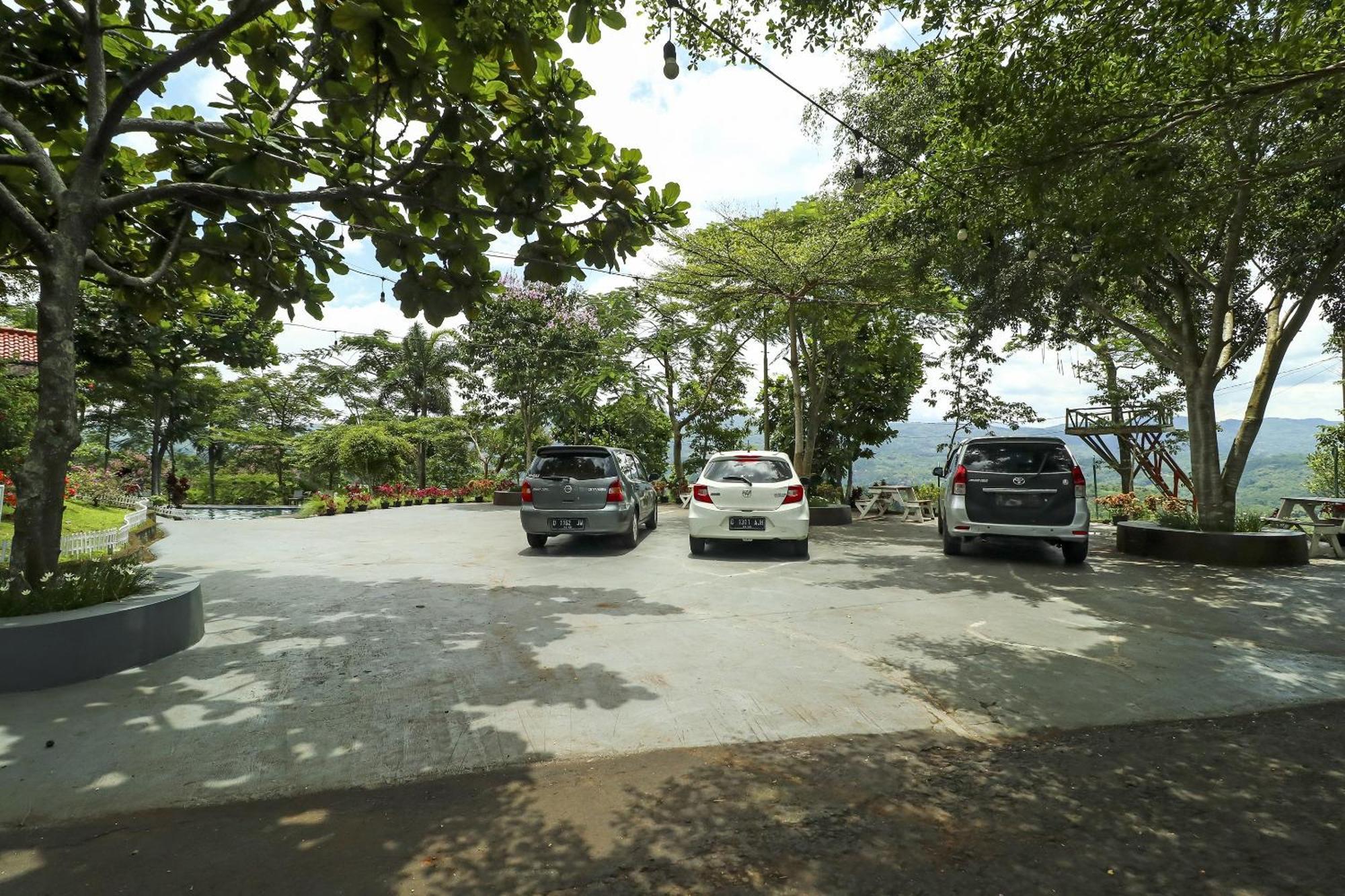 Oyo Homes 90956 Desa Wisata Guranteng Pendjalu Extérieur photo